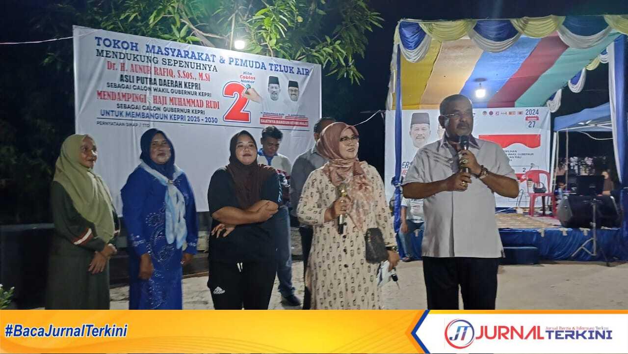 kampanye hmr ber aura di teluk air Calon Wakil Gubernur Kepri nomor urut 2 Aunur Rafiq (kanan) berorasi dalam kampanye di Teluk Air, Kecamatan Karimun, Minggu (3/11/2024). (JurnalTerkini.id/edy kencana)