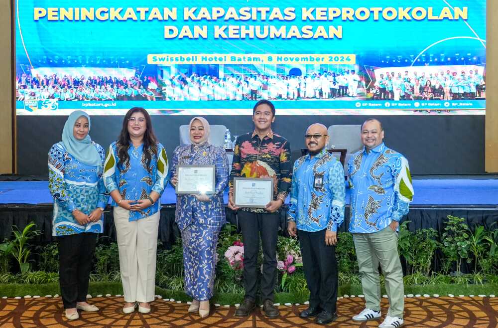 Kepala Biro Humas, Promosi, dan Protokol (HPP) BP Batam Ariastuty Sirait (2 kiri) berpose bersama penerima penghargaan dalam FGD Peningkatan Kapasitas Keprotokolan dan Kehumasan pada Jum'at (8/11/2024) di Swiss-Belhotel Harbour Bay. (Foto: Humas BP Batam)