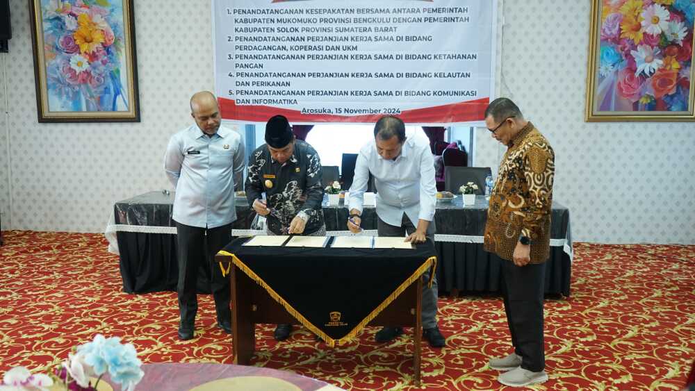 Penandatanganan kerjasama Pemkab Solok dengan Pemkab Muko-muko di Balairung Rumah dinas Bupati Arosuka, Jum'at (15/11/2024) (Foto : DiskominfokabSolok).