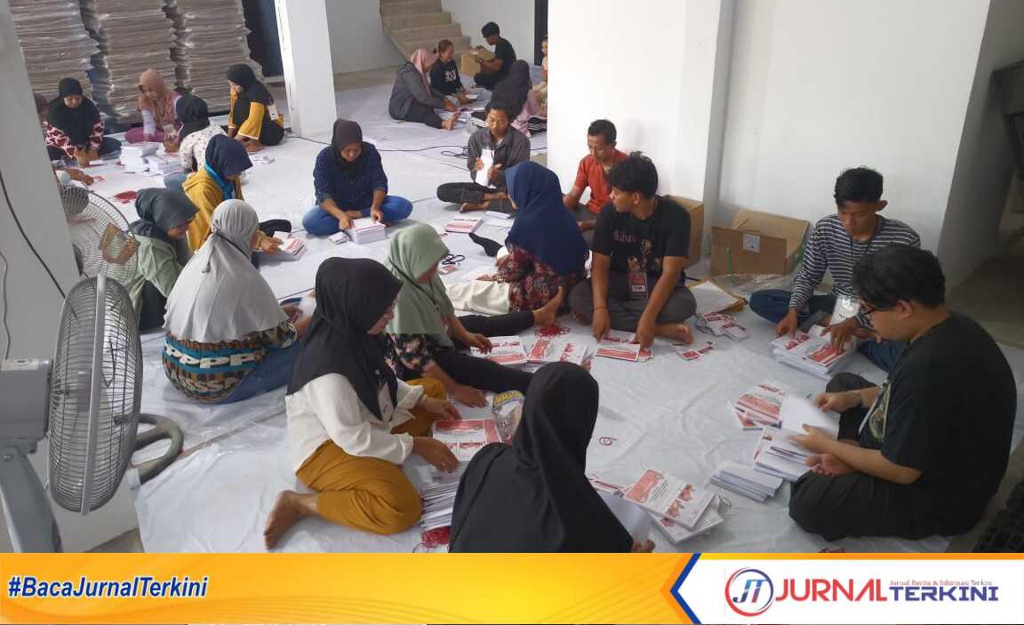 kpu Karimun selesai lipat surat suara Petugas KPU Karimun menyelesaikan pelipatan surat suara Pilkada 2024 di gudang logistik, Selasa (5/11/2024). (JurnalTerkini.id/jansen)