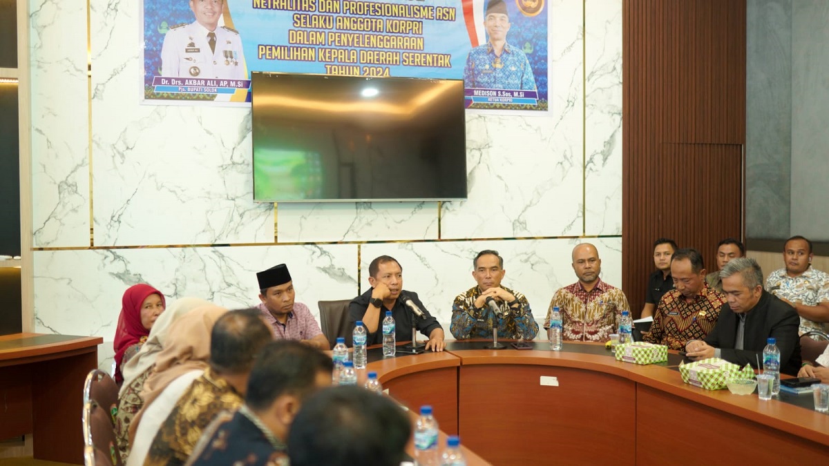 netralitas asn solok Pjs Bupati Solok Sosialisasikan Netralitas dan Profesionalisme ASN dalam Penyelenggaraan Pilkada Serentak serta HUT KORPRI ke-53, di Ruang Rapat Sekda Kabupaten Solok. Kamis (21/11/2024). (Foto : DiskominfokabSolok)