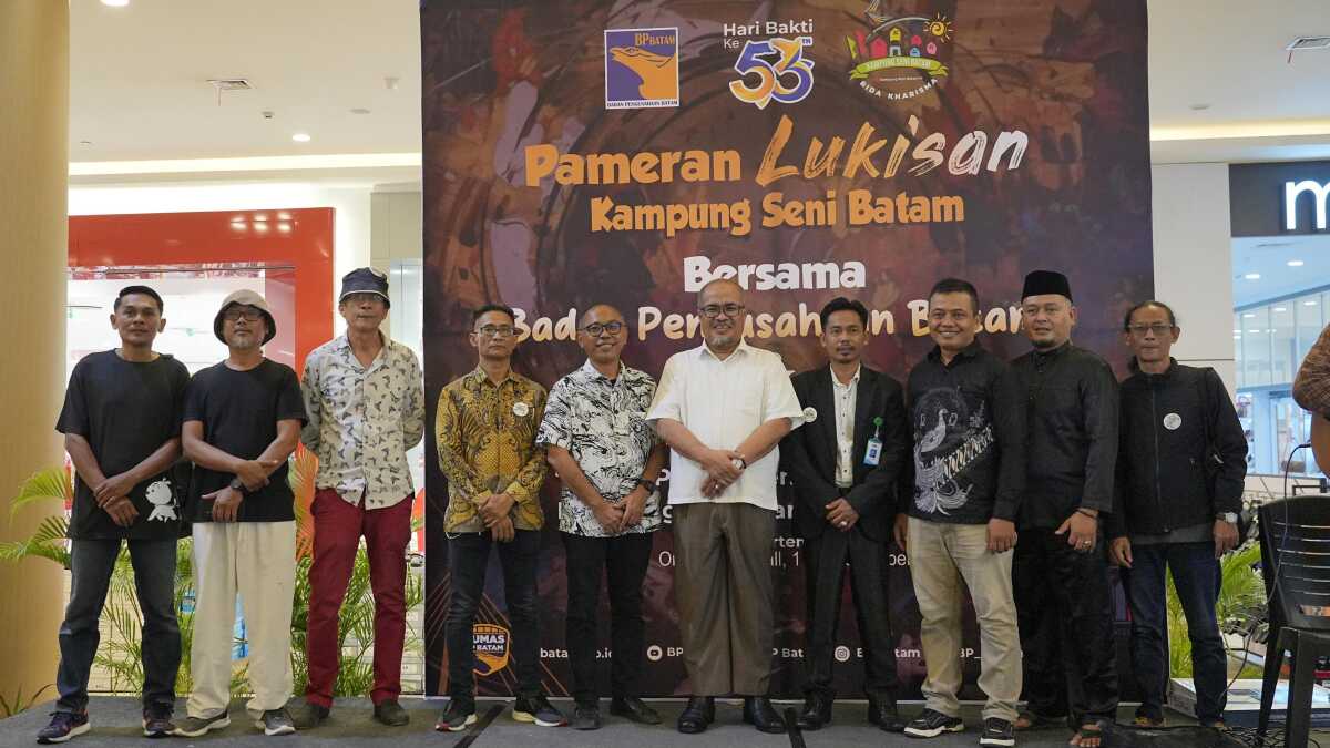 Plh. Kepala BP Batam, Purwiyanto membuka Pameran Lukisan bertema "Peran Pelaku Seni dalam Mendukung Pembangunan dan Pariwisata Batam" yang digelar di One Batam Mall, Jumat, (1/11/2024). (Foto: Humas BP Batam)