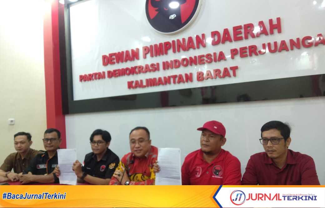 pdip kalbar Glorius Sanen dan tim NKRI saat menggelar Konpres di Kantor DPD PDI Perjuangan jln Alteleri Supadio Kubu Raya, Minggu (24/11/2024). (JurnalTerkini.id/ rahmad.s)