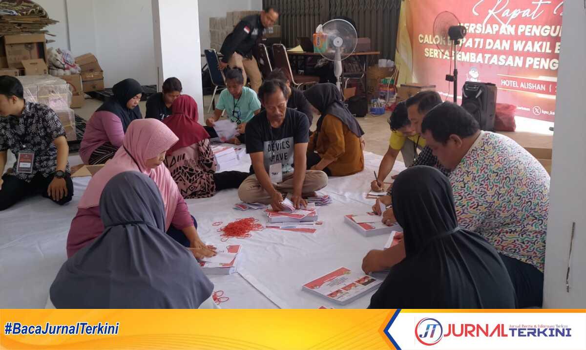 pelipatan surat suara kpu Karimun Petugas mulai melipat surat suara Pilkada Karimun di gudang logistik KPU Karimun, Jumat (1/11/2024). (JurnalTerkini.id/jansen)