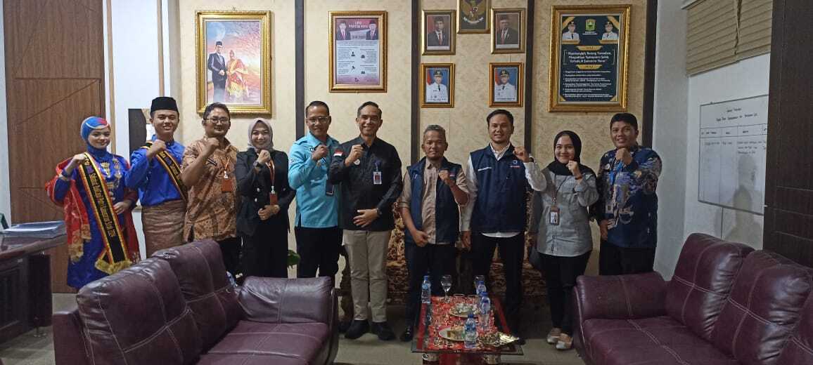 Sekdakab Solok Medison bersama tim dari Ombudsman RI dalam rangka pencapaian Kab Solok no 1 terbaik di Sumatra di bidang pelayanan publik Solok, Kamis (14/11/2024). (Foto : DiskominfokabSolok)