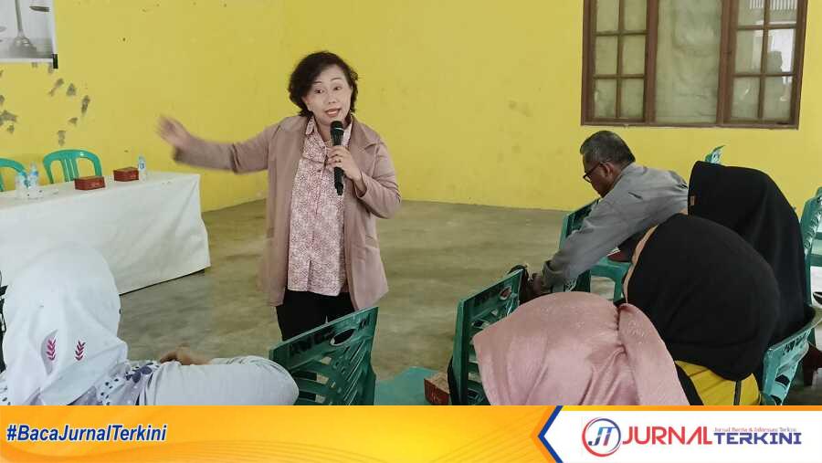 penyuluhan hukum lbh sado Ketua Lembaga Bantuan Hukum Sahabat Anak Indonesia (LBH SADO) Kabupaten Karimun Linda Theresia memberikan penyuluhan hukum di Kelurahan Harjosari, Kecamatan Tebing, Selasa (19/11/2024). (JurnalTerkini.id/edy kencana)