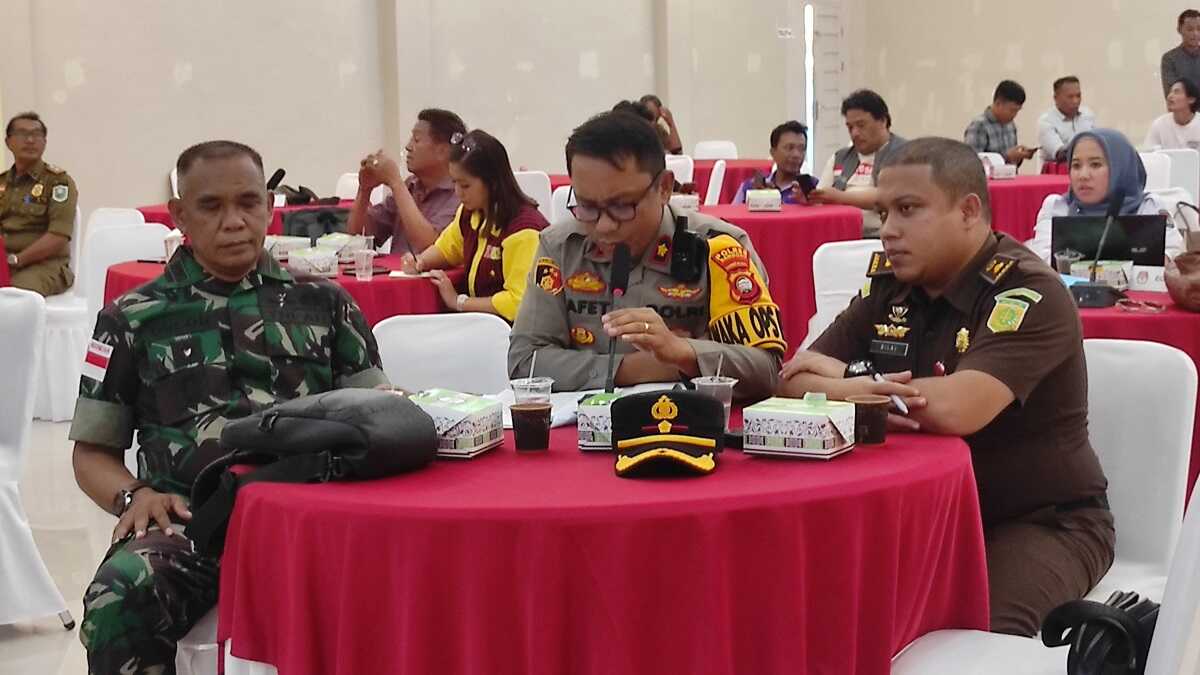 Rapat persiapan debat Paslon Bupati Kabupaten Sanggau di Aula Hotel Grand Narita, Jalan Jenderal Ahmad Yani, Senin (4/11/2025). (foto: Humas Polres Sanggau)