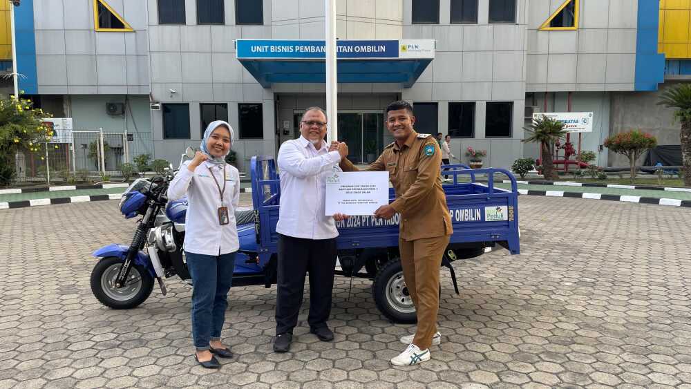 Tim TJSL PLN IP UBP ombilin menyerahkan bantuan TJSL kepada kelompok siaga Desa Salak. Sawahlunto,(11/11/2024). (Foto : Humas PLN IP UBP ombilin).