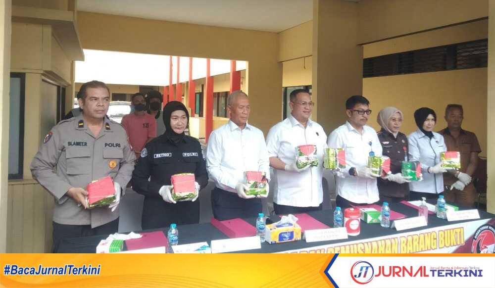 Direkturat Reserse Narkoba Polda Kalbar menggelar konferensi pers pengungkapan peredaran sabu seberat 10,9 kilogram dari Malaysia, Senin (11/11/2024). (JurnalTerkini.id/rahmad s)