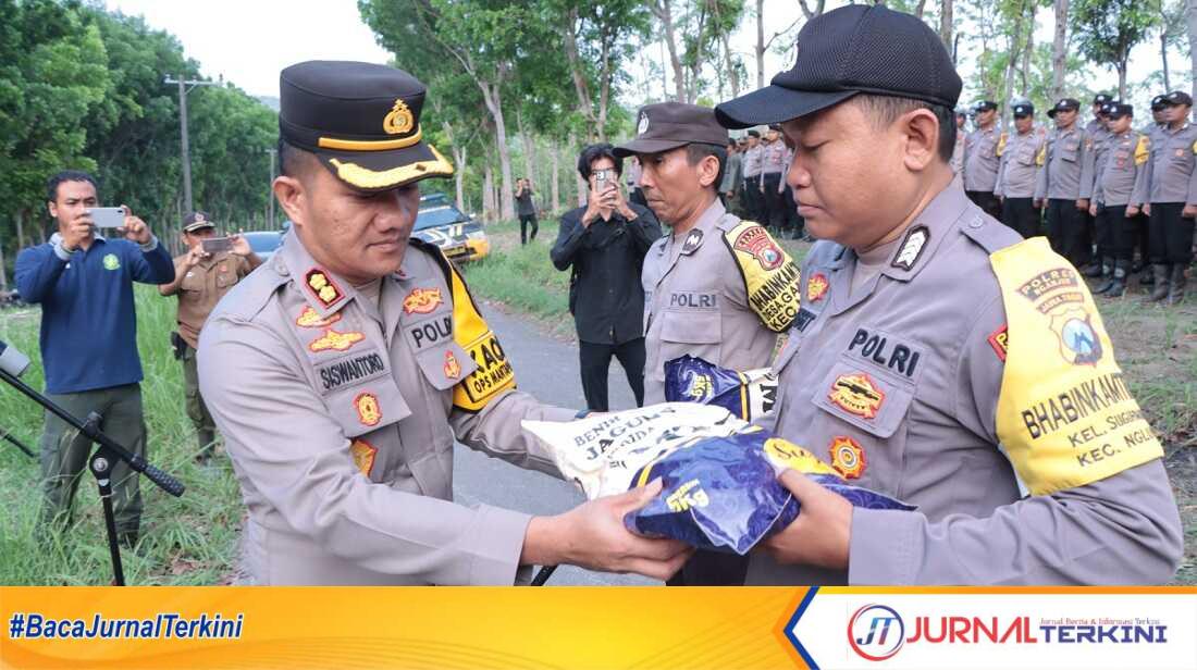 polres nganjuk dorong ketahanan pangan-1 Polres Nganjuk bersama Dinas Pertanian Kabupaten Nganjuk, Perhutani dan seluruh stakeholder dan warga masyarakat, mengolah lahan seluas 12,2 hektare untuk ketahanan pangan, Selasa (12/11/2024). (JurnalTerkini.id/iskandar z)