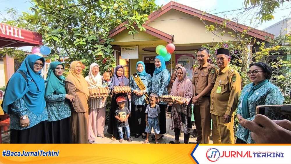 Ketua Pembina Posyandu Kabupaten Indragiri Hilir (Inhil) Kartika Sari Erisman Yahya, menyambangi Posyandu Pelita Jaya yang termasuk dalam wilayah kerja UPT Puskesmas Tembilahan Hulu, Selasa (23/9/2024). (JurnalTerkini.id/abdullah)