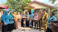 Ketua Pembina Posyandu Kabupaten Indragiri Hilir (Inhil) Kartika Sari Erisman Yahya, menyambangi Posyandu Pelita Jaya yang termasuk dalam wilayah kerja UPT Puskesmas Tembilahan Hulu, Selasa (23/9/2024). (JurnalTerkini.id/abdullah)
