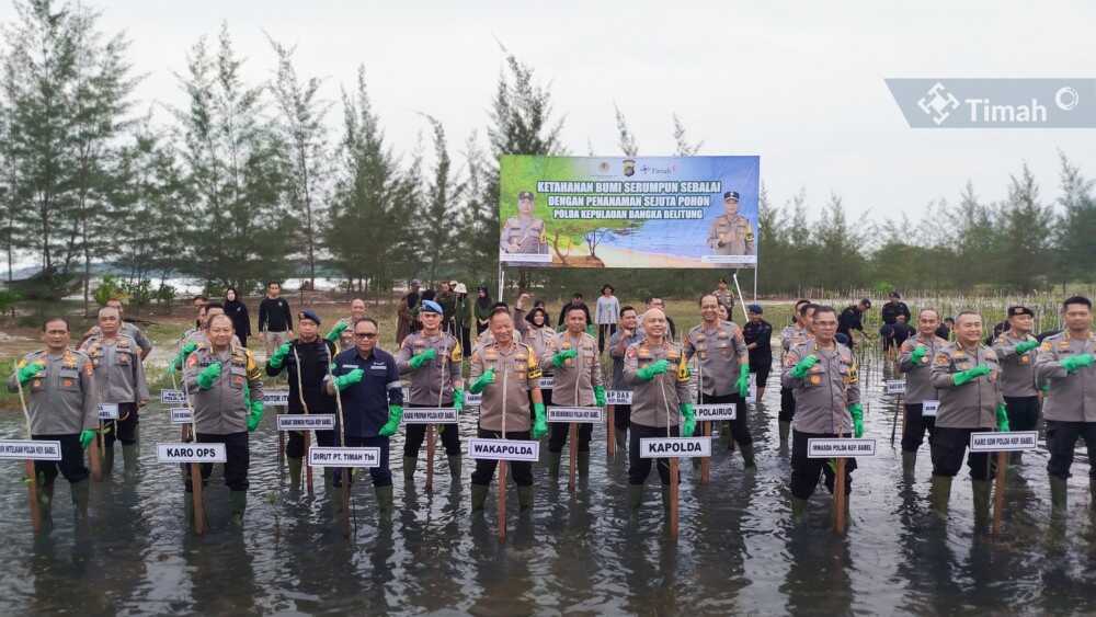 PT Timah dan Polda Babel berpartisipasi dalam kegiatan penanaman pohon mangrove dan cemara laut di Pantai Menuang Desa Baskara Bakti, Bangka Tengah, Jumat (15/11/2024). (foto: timah)