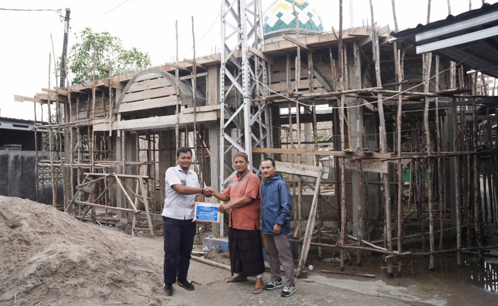 Manajemen PT Timah Tbk menyerahkan bantuan untuk renovasi Masjid Nurul Hibah, Kelurahan Parit Lalang, Kecamatan Rangkui, Kota Pangkalpinang, Provinsi Bangka Belitung, Senin (18/11/2024). (timah)