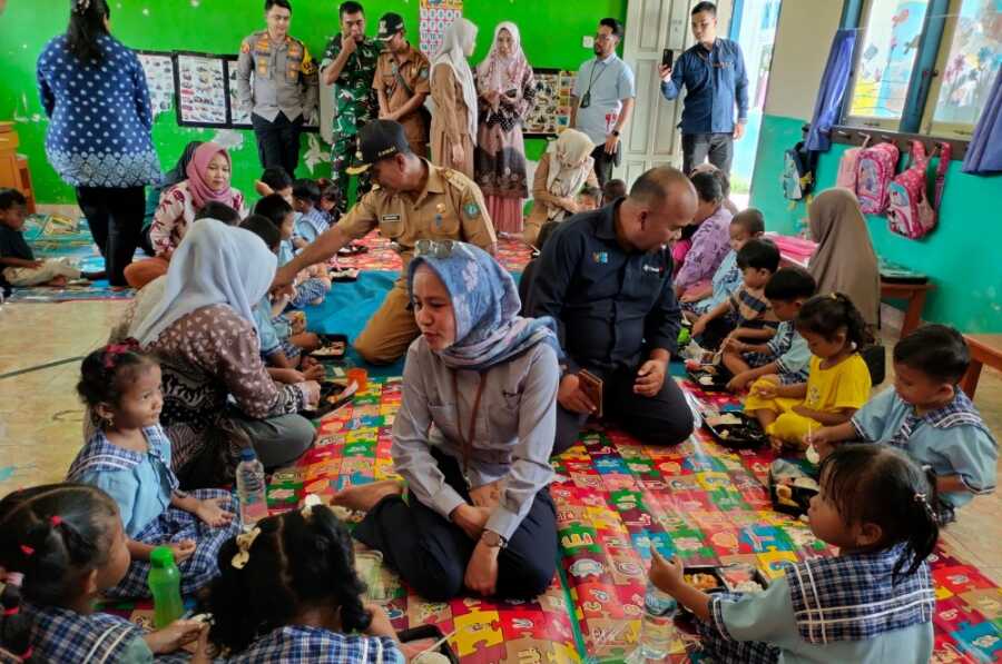 PT Timah melaksanakan uji coba program makanan bergizi gratis bagi pelajar di PAUD Meranteh dan SD Negeri 21 Gantung, Desa Selinsing, Kabupaten Belitung Timur, Senin (25/11/2024). (Timah)