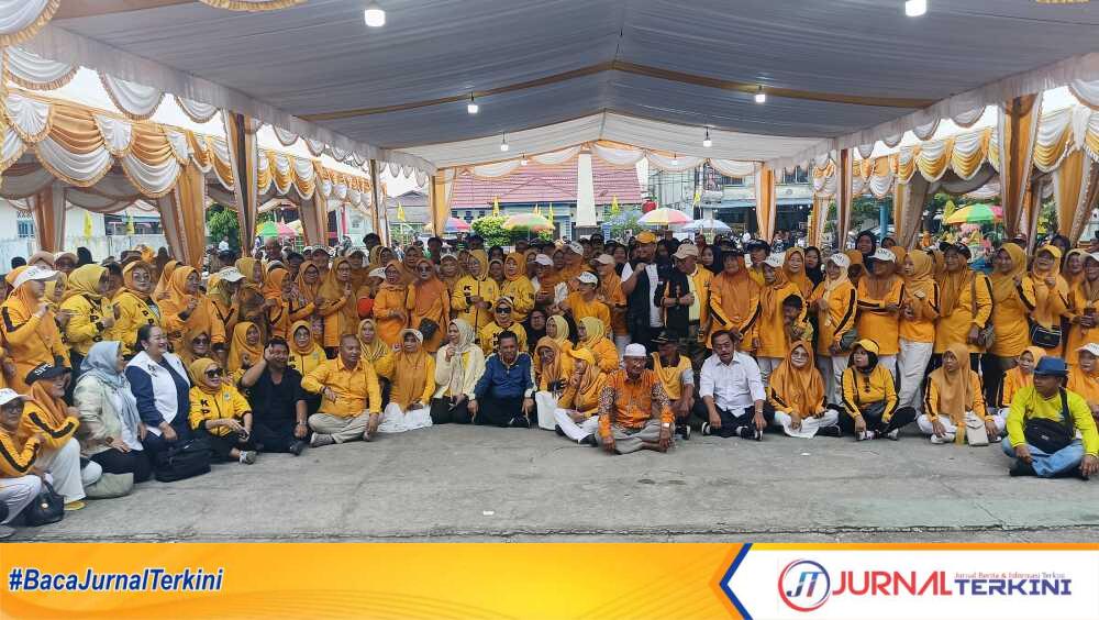 Para kader dan simpatisan Partai Golkar berpose usai senam bersama dalam rangka HUT Partai Golkar ke-60 di Tanjungbatu, Kecamatan Kundur, Kabupaten Karimun, Sabtu (16/11/2024). (JurnalTerkini.id/edy kencana)