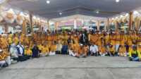 rekor muri senam hut Golkar di Karimun Para kader dan simpatisan Partai Golkar berpose usai senam bersama dalam rangka HUT Partai Golkar ke-60 di Tanjungbatu, Kecamatan Kundur, Kabupaten Karimun, Sabtu (16/11/2024). (JurnalTerkini.id/edy kencana)