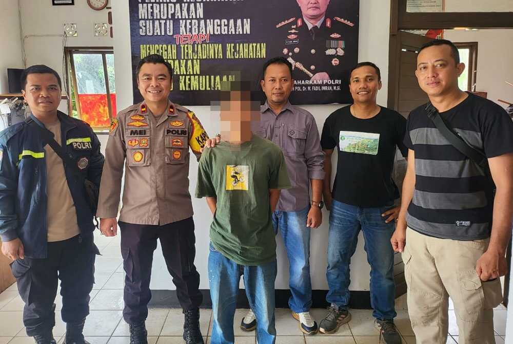 SU, Tersangka kasus rudapaksa terhadap anak tiri setelah diamankan di Kepolisian Sektor Kecamatan Matan Hilir Utara (Polsek Matan), Kabupaten Ketapang, Kalimantan Barat, Rabu (13/11/2024). (foto: Polsek Matan Hilir Utara)