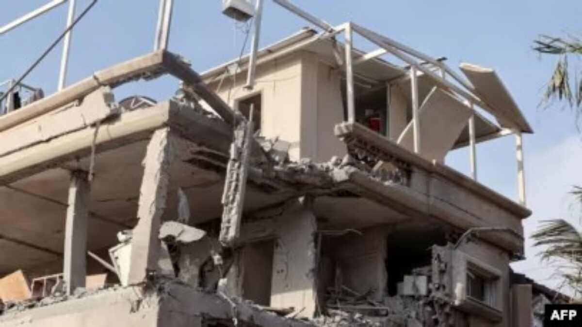 serangan roket Hizbullah ke israhel Sebuah bangunan rusak parah setelah serangan roket dari Lebanon selatan yang menargetkan Kota Tira di wilayah Arab-Israel pada 2 November 2024. (Foto: AFP)