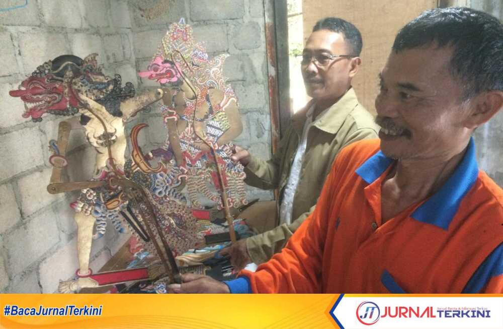 siswanto dalang wayang di Karimun Siswanto, dalang wayang kulit masih eksis di tengah terjangan digitalisasi (JurnalTerkini.id/jansen)