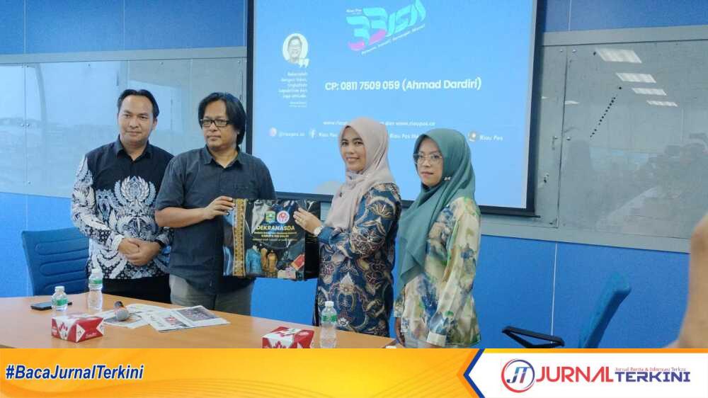 Kadis Kominfo Kab Solok Teta Midra menyerahkan makanan khas Solok kepada Pemred Riau Pos Firman Agus, Kantor Riau Pos Group, Pekanbaru, Riau, Kamis (14/11/2024).(Foto : Diona/jurnalterkini.id).
