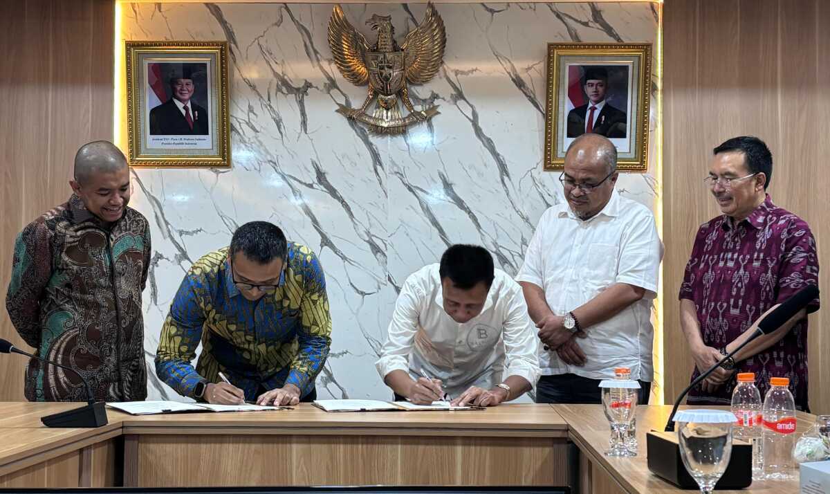 Badan Pengusahaan (BP) Batam melalui Anggota Bidang Pengusahaan, Wan Darussalam dan PT Batam Sarana Surya menandatangani Adendum Kedua Penyediaan Infrastruktur Genangan Waduk Duriangkang, Selasa (24/12/2024). (Foto: humasbpbatam)