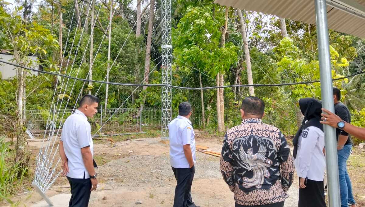 Kepala Dinas Kominfo, Teta Midra meninjau langsung kondisi pembangunan Menara Repeater di Nagari Indudur, Rabu, 11 Desember 2024. (DiskominfokabSolok).