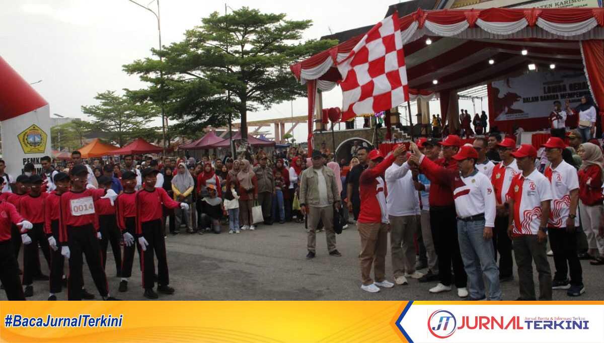 Wakil Bupati Karimun Anwar Hasyim melepas peserta gerak jalan kategori anak-anak HUT RI ke-79 di Coastal Area, Minggu (25/08/2024). (JurnalTerkini.id/edy kencana)