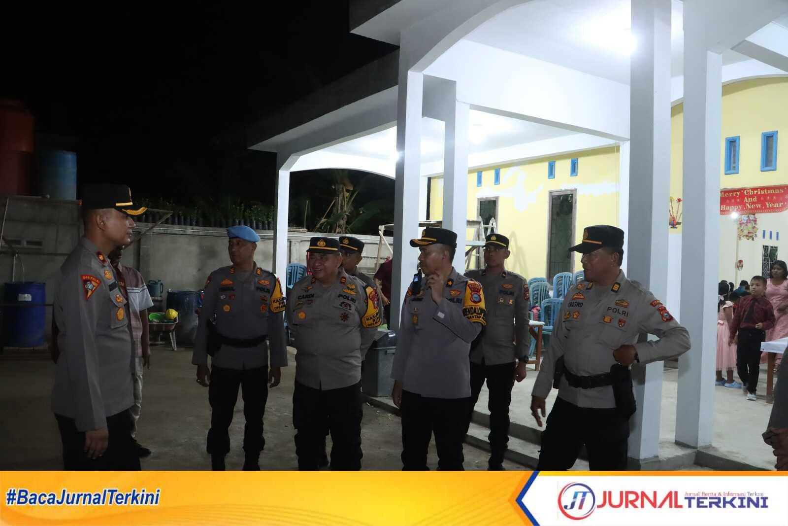 IMG-20241225-WA0013 Wakapolres Inhil Kompol Rizki Hidayat pengecekan kesiapan pengamanan di sejumlah rumah ibadah di wilayah Inhil untuk memastikan kelancaran perayaan Natal 2024