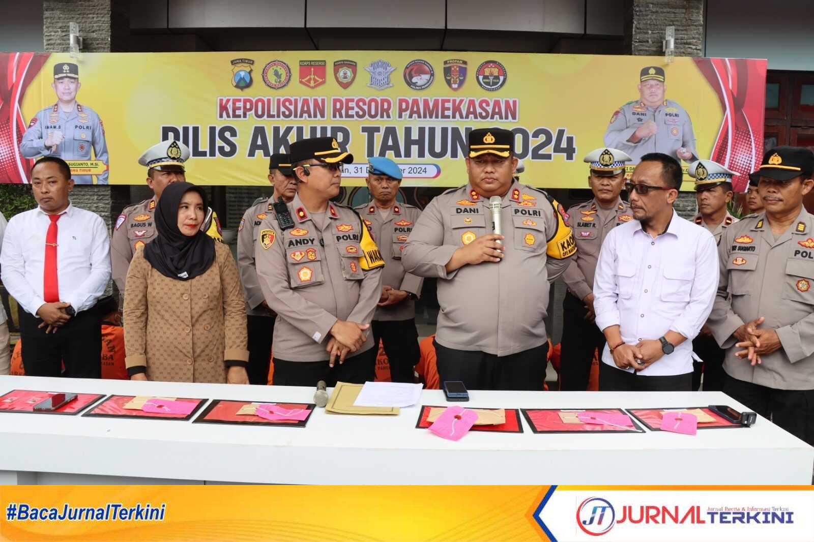 IMG-20241231-WA0074 Kapolres Pamekasan AKBP Jazuli Dani Irawan, saat konfrensi pers akhir tahun 2024 di Mapolres Pamekasan. (jurnalterkini.id/fiki)