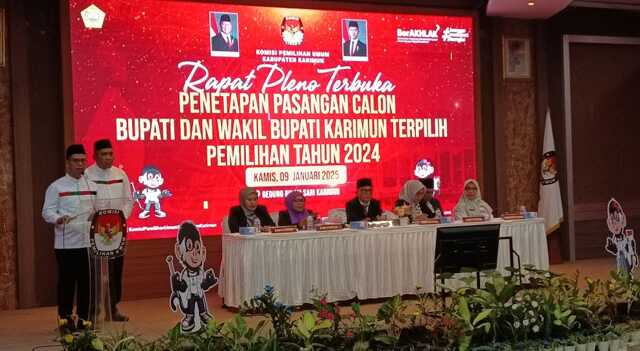 Iskandarsyah-Rocky Bupati-Wakil Bupati Karimun-1 Iskandarsyah dan Rocky Marciano Bawole menyampaikan pernyataan politiknya usai ditetapkan sebagai Bupati dan Wakil Bupati Karimun periode 2025-2030 oleh KPU dalam rapat pleno di Gedung Nilam Sari, Kantor Bupati Karimun, Kamis (9/1/2025). (JurnalTerkini.id/edy kencana)