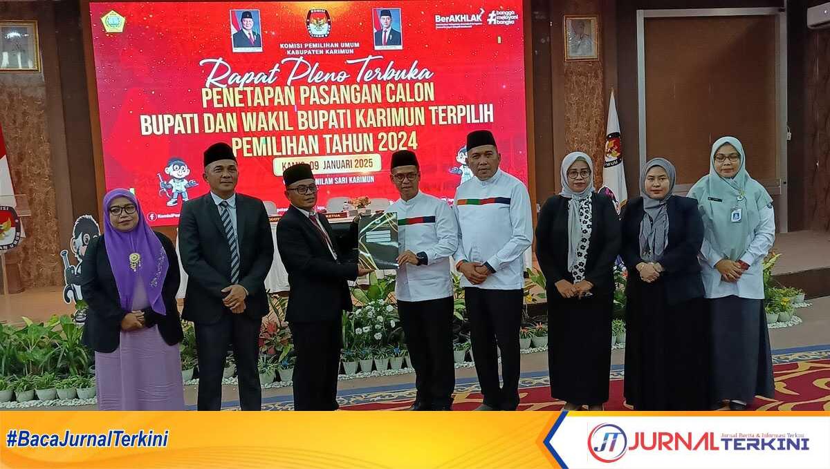 Iskandarsyah-Rocky Bupati-Wakil Bupati Karimun Bupati Karimun terpilih Iskandarsyah didampingi wakilnya Rocky Marciano Bawole menerima berita acara penetapan dirinya sebagai Bupati periode 2025-2030 dari Ketua KPU Karimun Mardanus usai rapat pleno terbuka di Gedung Nilam Sari, Kantor Bupati Karimun, Kamis (9/1/2025). (JurnalTerkini.id/edy kencana)