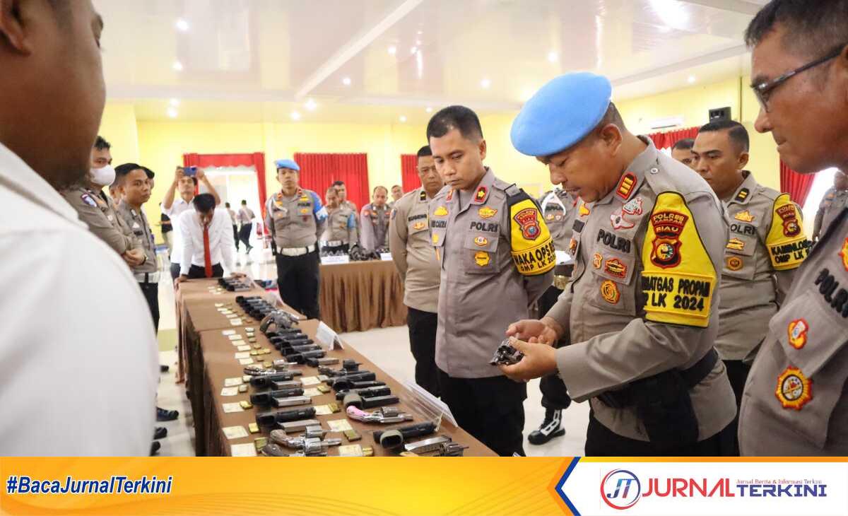 Polres Kampar Provinsi Riau memeriksa senjata api (senpi) dan amunisi personel jajaran, Senin (23/12/2024). (JurnalTerkini.id/canggih)