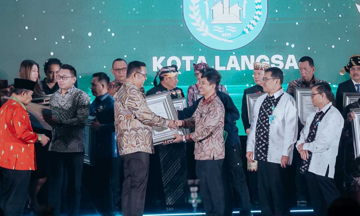 Solok raih penghargaan stbm Bupati Solok Epyardi Asda saat menerima penghargaan STBM dari Kemenkes RI di Jakarta, Selasa (10/12/2024). ( Foto : DiskominfokabSolok).