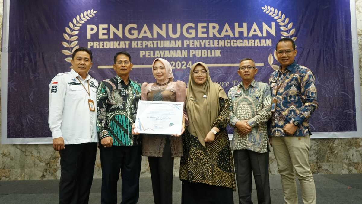 Pjs. Kepala Perwakilan Ombudsman RI Provinsi Sumatera Barat, Meilisa Fitri Harahap menyerahkan penghargaan kepada Plh. Sekda Kabupaten Solok, Editiawarman di Aula Pertemuan Hotel Mercure Padang, Rabu siang (11/12/2024). (Foto: DiskominfokabSolok).