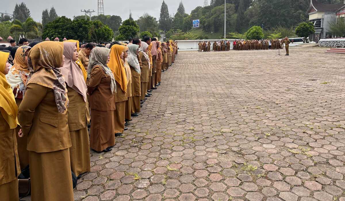 Kegiatan Apel pagi lingkup Pemkab Solok di lapangan kantor Bupati, Senin (9/12/2024). (Foto : DiskominfokabSolok).