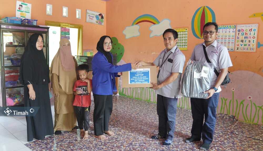 PT Timah menyerahkan bantuan laptop untuk TK Pelangi Desa Baskara Bakti, Kecamatan Namang Kabupaten Bangka Tengah, Provinsi Kepulauan Bangka Belitung, Senin (9/12/2024). (timah)