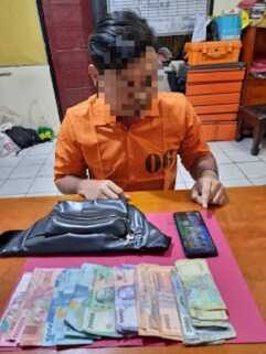 chip judol polsek tapung AE (34) tersangka penjual chip judi online yang diamankan Polsek Tapung di Desa Sumber Makmur Kecamatan Tapung Kabupaten Kampar Provinsi Riau, Rabu (25/12/2024). (foto: Polres Kampar)