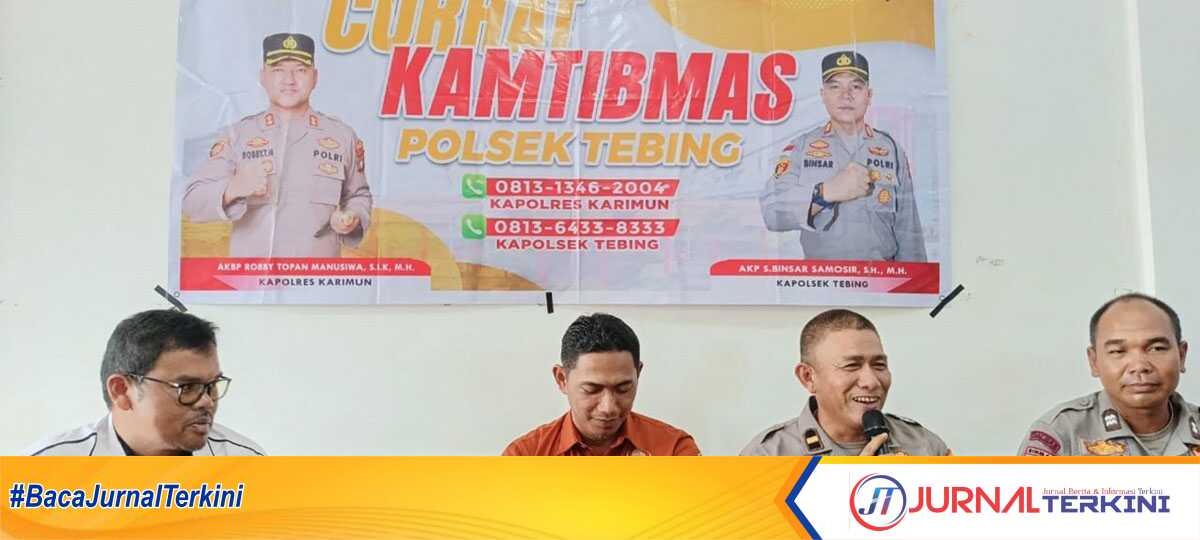 curhat kamtibmas polsek tebing Kanit Binmas Polsek Tebing Ipda Felly Eka Saputra (2 kanan) memberikan arahan kepada RT/RW dan masyarakat Kelurahan Harjosari dalam curhat kamtibmas pada Kamis (19/12/2024). (JurnalTerkini.id/edy kencana)