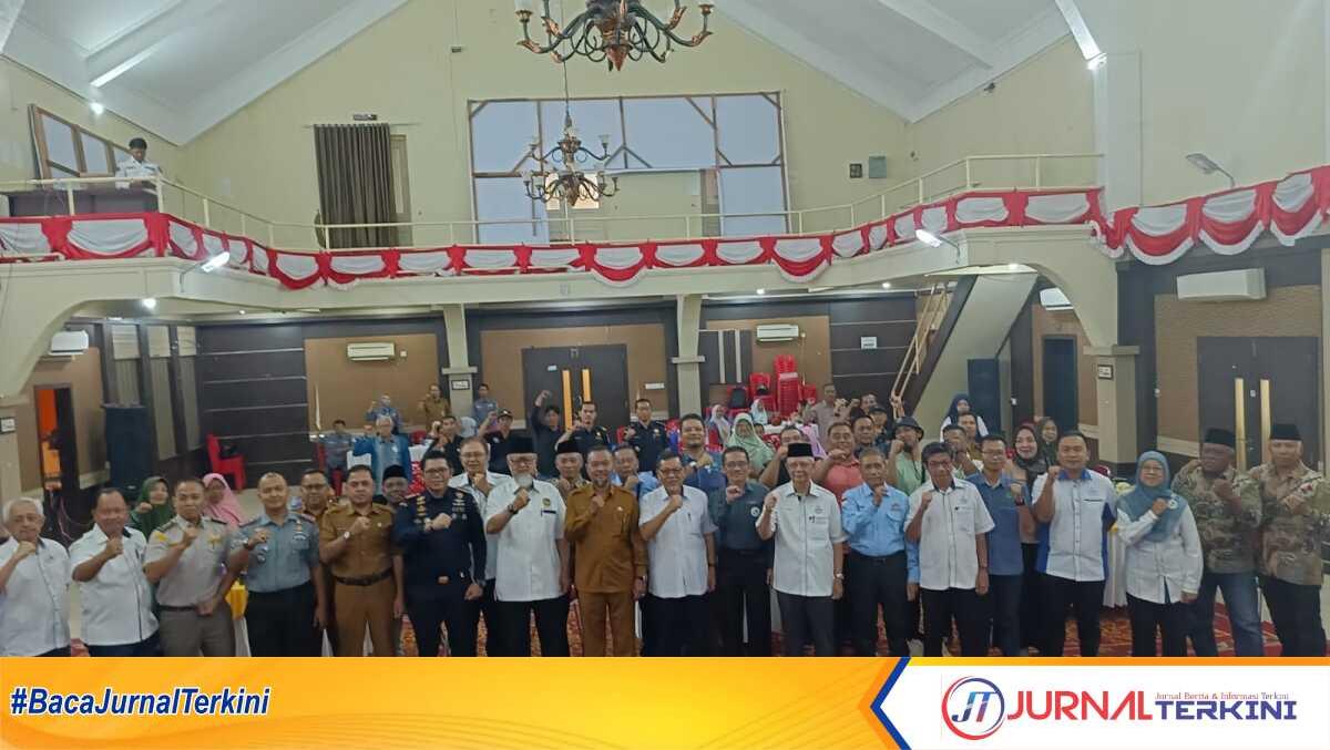 Foto bersama usai penandatanganan kerjasama Koperasi Angkasa Negeri Johor dengan Koperasi Maritim Kabupaten Karimun di Gedung Nasional, Tanjung Balai Karimun, Senin (16/12/2024). (JurnalTerkini.id/edy kencana)