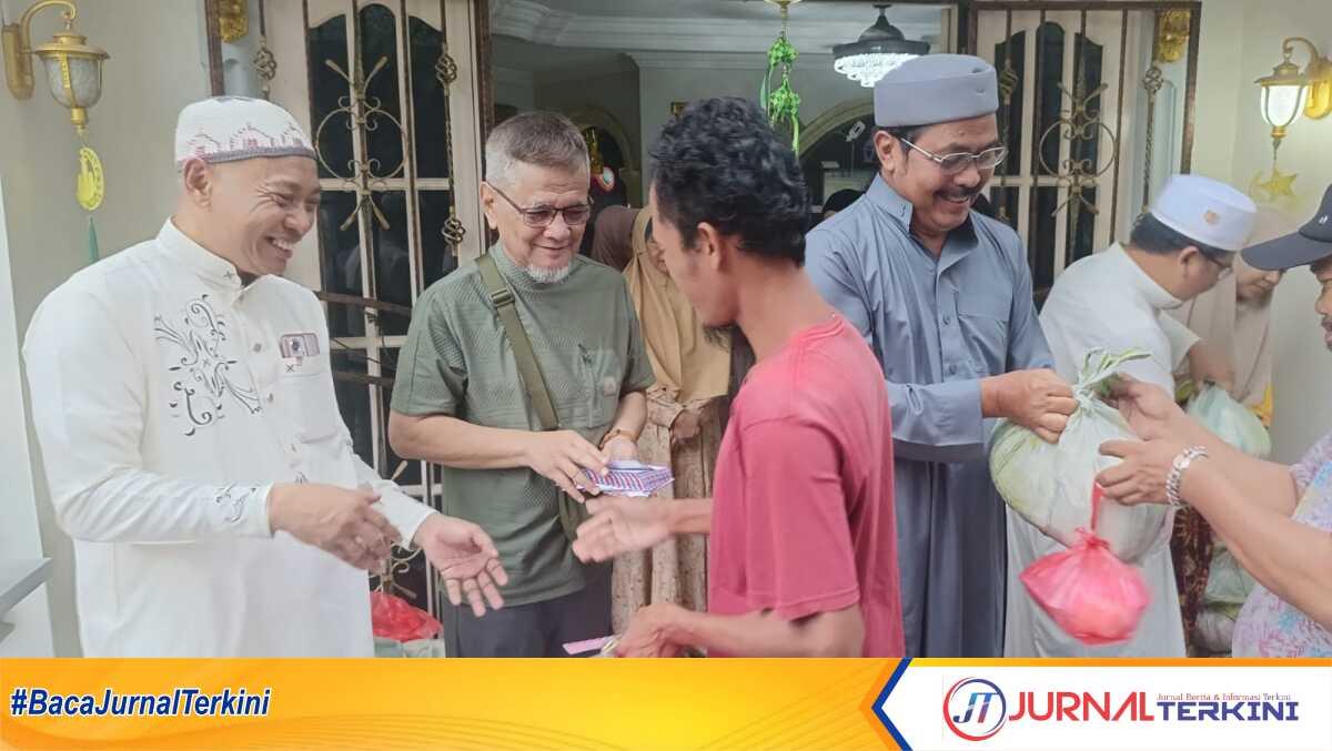 haji suri salurkan sembako di Karimun 2 Ketua Among Mitro Kabupaten Karimun sekaligus seorang advokad, Wiryanto, SH, MH (kiri), Haji Suri dan mantan Gubernur Kepri Nurdin Basirun menggelar syukuran dan doa bersama di kediamannya, Rabu (04/12/2024). (JurnalTerkini.id/edy kencana)