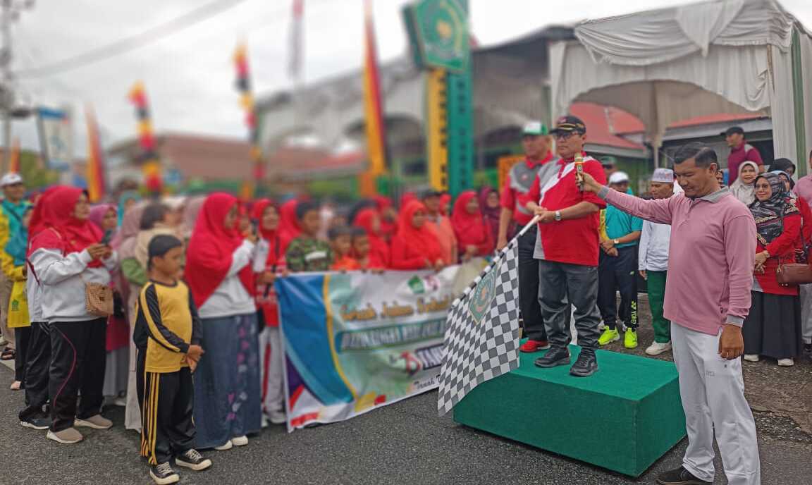 hari amal bakti kemenag sumbar Kakanwil Kemenag Sumbar, Mahyudin melepas Peserta gerak jalan santai di Tanah Datar, Selasa (24/12/2024). ( Foto: Humas kemenag tanah datar).