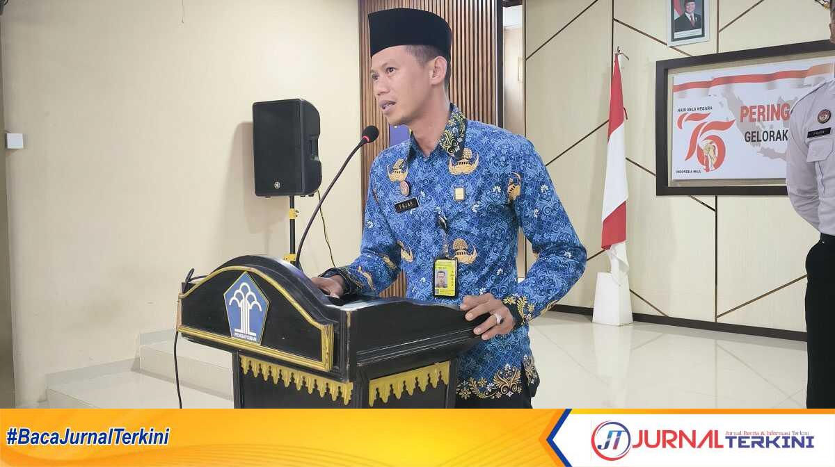 Kalapas Narkotika Sawahlunto, Fajar Nurcahyo Asyyifa membacakan amanatnya pada kegiatan HUT Bela Negara ke-76 di LPN Sawahlunto, Kamis (19/12/2024). (Foto: Humas LPN Sawahlunto)