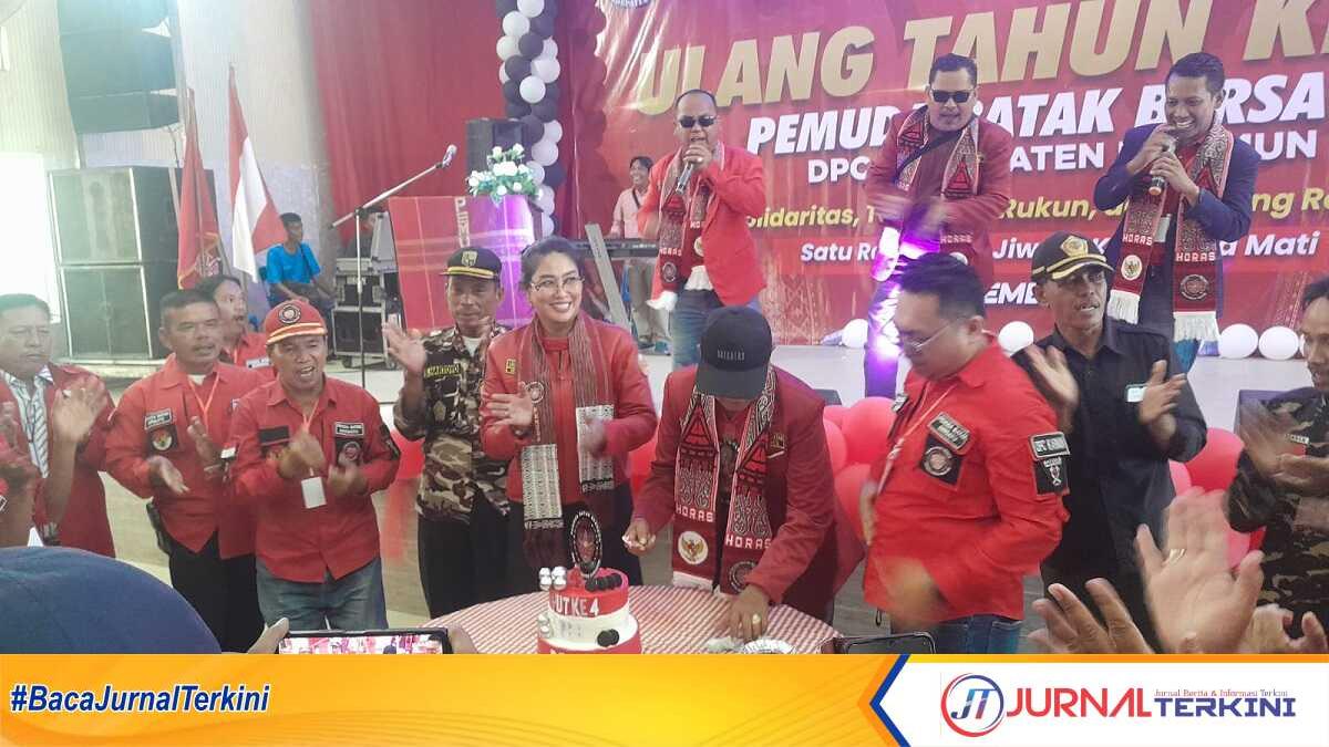 hut dpc pbb karimun ke-4-3 Pemotongan tumpeng HUT DPC Pemuda Batak Bersatu (PBB) Kabupaten Karimun di Gedung Sopo Godang HKBP, Tanjung Balai Karimun, Sabtu (7/12/2024). (JurnalTerkini.id/rusdi)