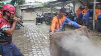 Warga di Kelurahan Lubuk Semut mendapatkan pelatihan tanggap bencana yang digelar di Kantor Kelurahan Lubuk Semut Kecamatan Karimun, Kabupaten Karimun, Kepulauan Riau, Kamis (19/12/2024). (JurnalTerkini.id/edy kencana)