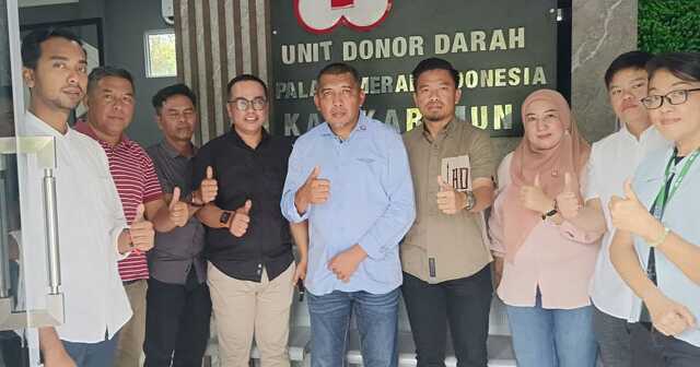 ketua pmi karimun rocky-3 Foto bersama usai kunjungan ke UDD PMI (JurnalTerkini.id/edy kencana)