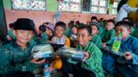makan bergizi gratis pt timah di Bangka Tengah Para siswa merasa senang menikmati makanan bergizi yang digelar PT Timah Tbk untuk beberap SD di Bangka Tengah, Kepulauan Bangka Belitung pada Rabu (11/12/2024). (timah)