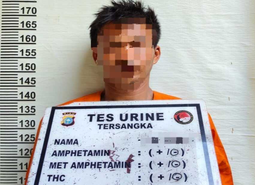 pencuri sawit di siak hulu Kedapatan mencuri buah sawit, seorang warga Desa Kepau Jaya inisial DA (29) diamankan sekuriti PT. Central Lubuk Sawit (CLS), Sabtu (7/12/24), sekira pukul 10.45 WIB. (Foto Polsek Siak Hulu)