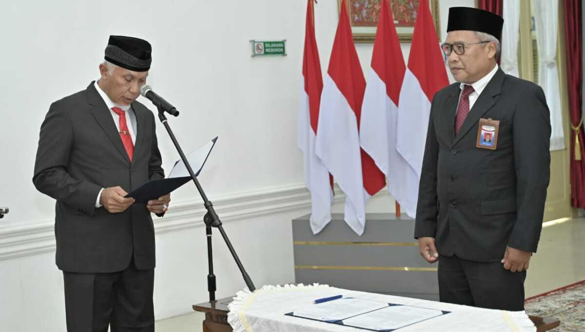 pengukuhan kepala bpkp perwakilan sumbar Mahyeldi Ansharullah, mengukuhkan Arif Ardiyanto sebagai Kepala Perwakilan BPKP Sumbar di Istana Gubernur Sumbar, Selasa (17/12/2024). (Foto: humas sumbar)