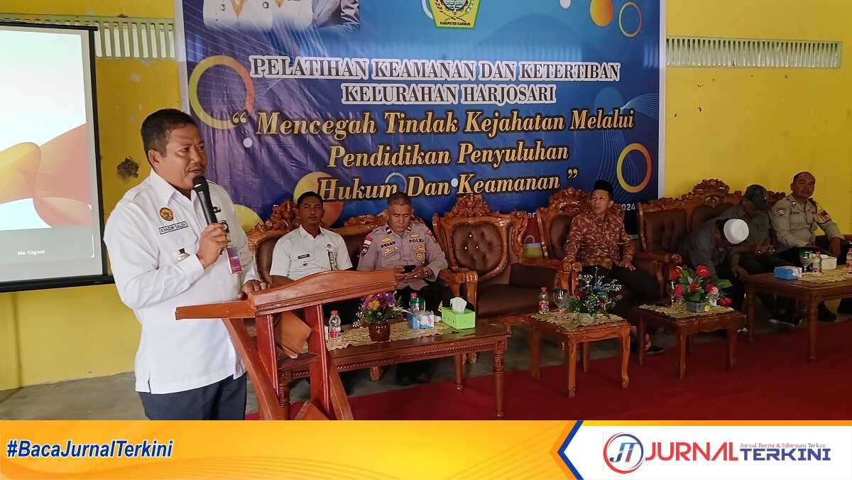 penyuluhan hukum di harjosari tebing-2 Camat Tebing Khaidir Saleh membuka membuka pendidikan dan penyuluhan hukum dan keamanan di Gedung Balai Desa Kampung Harapan Kelurahan Harjosari Kecamatan Tebing, Kabupaten Karimun, Kepulauan Riau (Kepri), Rabu (11/12/2024). (JurnalTerkini.id/edy kencana)